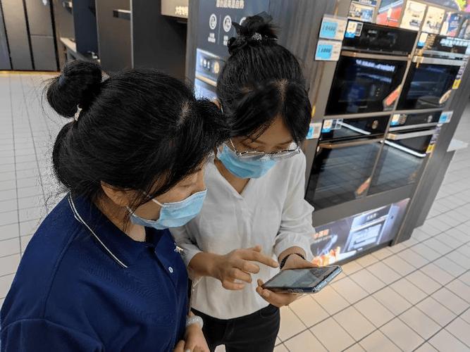 在大润发世昌店,前来挑选家电产品的顾客络绎不绝